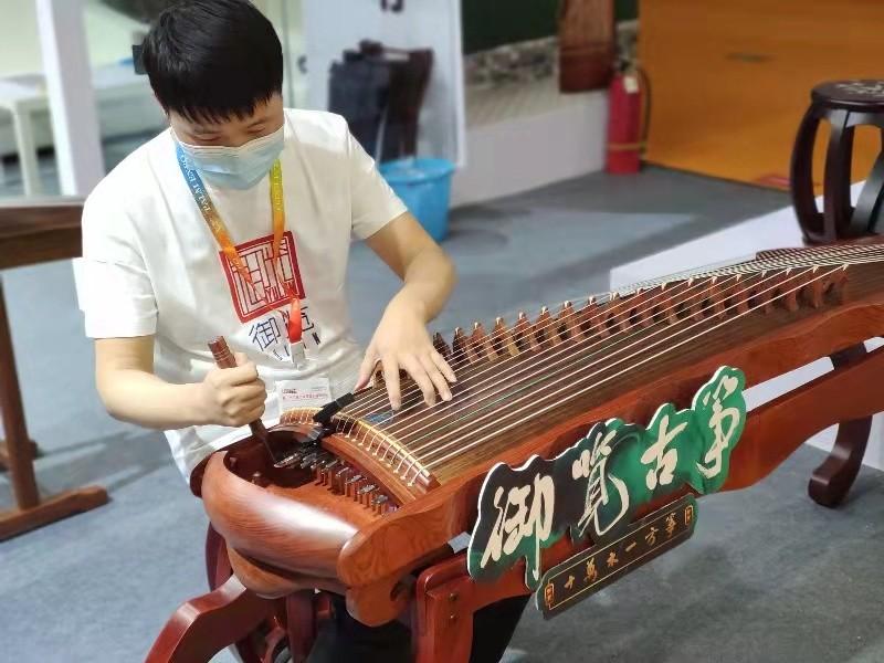 御览古筝首次亮相北京国际乐器展，喜获年轻人青睐